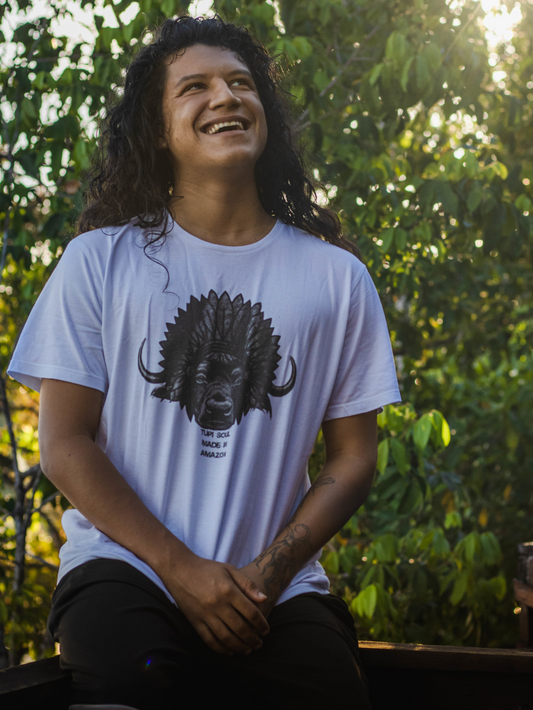 Abrace a imponência do Búfalo do Marajó com a nossa camiseta estampada, uma obra de arte que entrelaça a majestade desse símbolo amazônico com sua profunda representatividade na cultura da região. Nesta criação cativante, o majestoso animal, com sua força e simbolismo, emerge como um ícone da região do Marajó e da Amazônia como um todo.