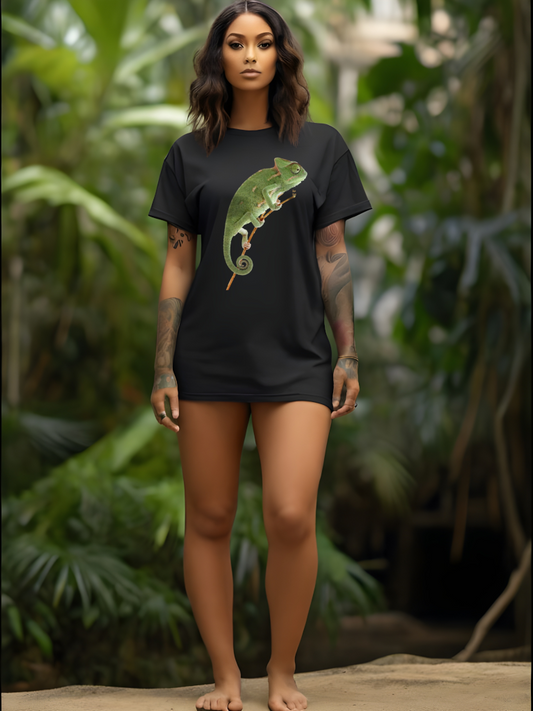 Embarque em uma viagem fascinante pelo reino animal na Amazônia por meio da nossa camiseta estampada, onde a figura intrigante de um camaleão em um galho na densa floresta tropical, é imortalizada em uma obra de arte cativante.
